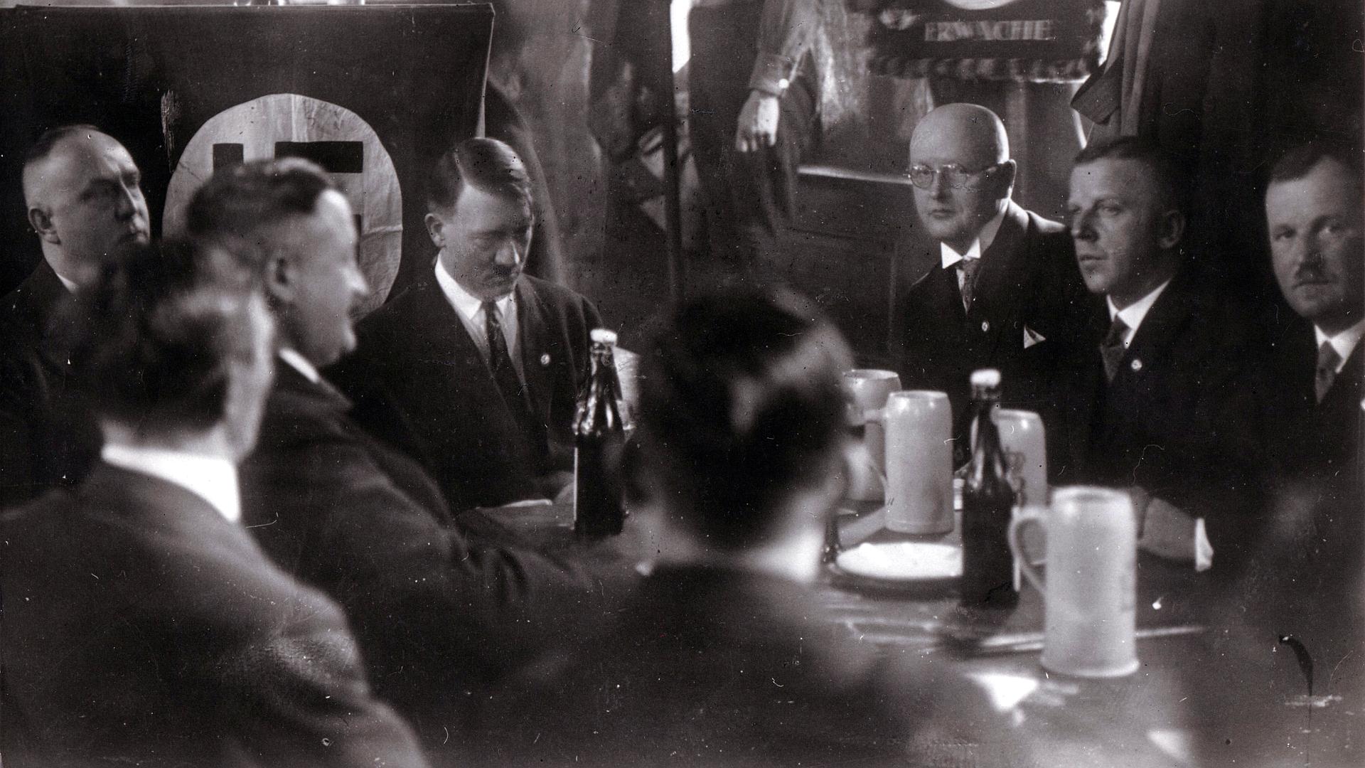 Hitler i jego świta